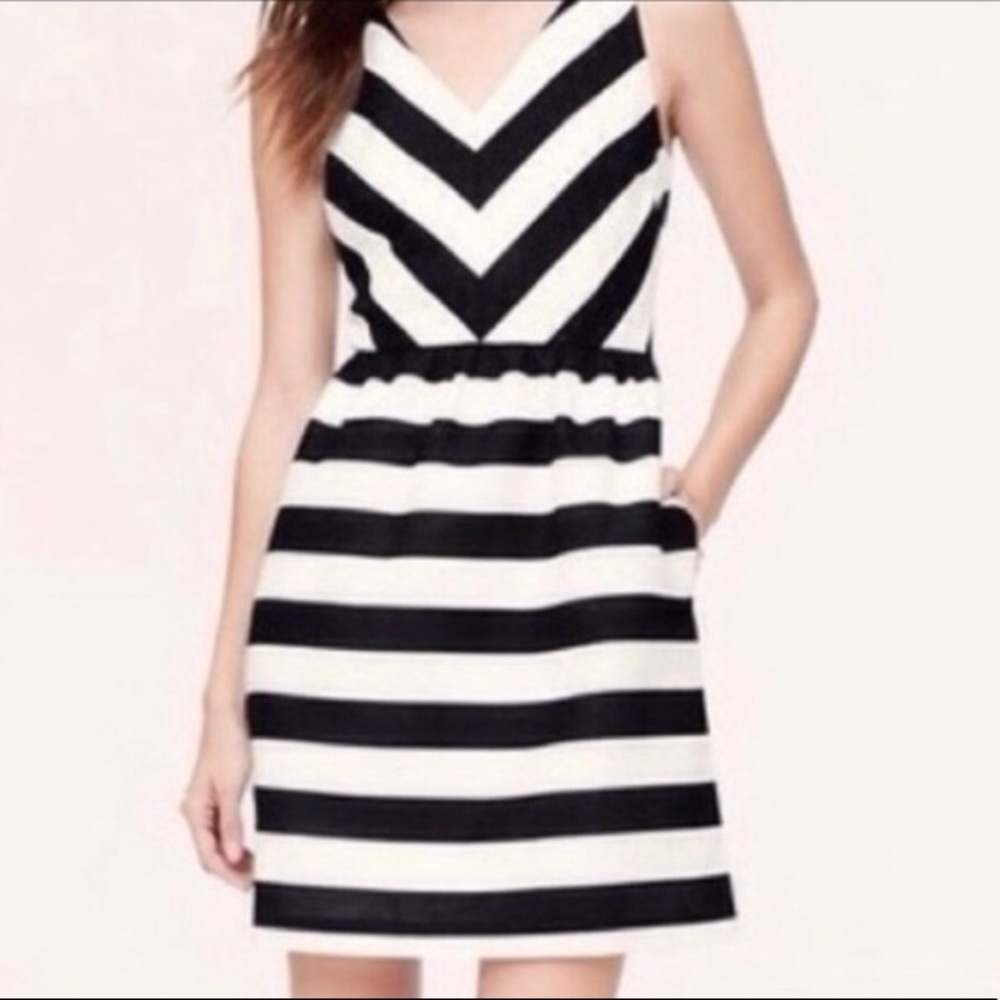 Loft black and white stripe mini dress - pockets🖤